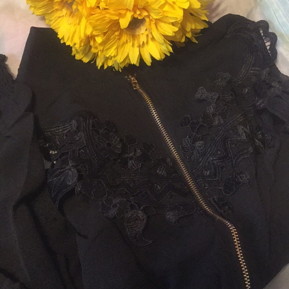 LAST 1💗FLATTERING BLACK COLD SHOULDER ZIP UP  TOP - Picture 5 of 8